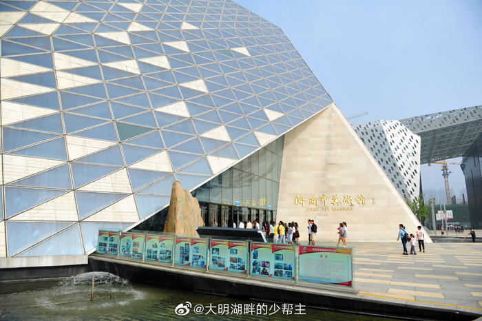 济南市美术馆位于济南市西部新城的核心区,距京沪高铁济南西站1